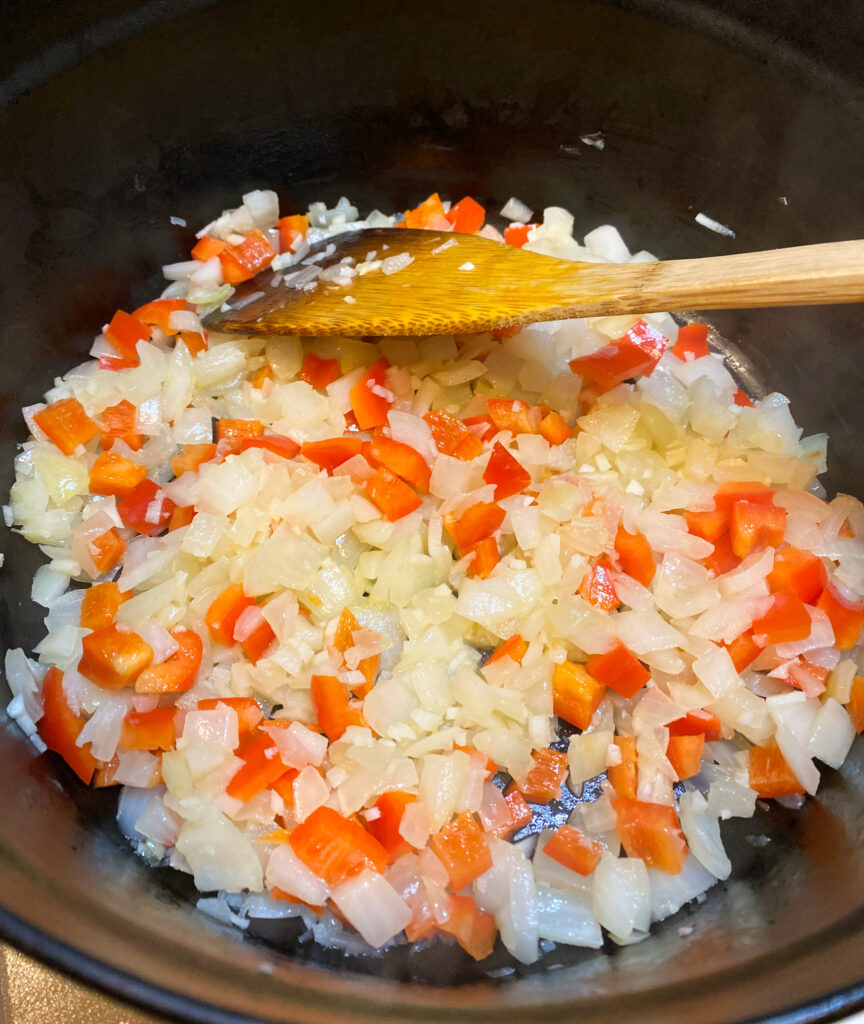 チキンタコスープ 野菜を炒めているところ