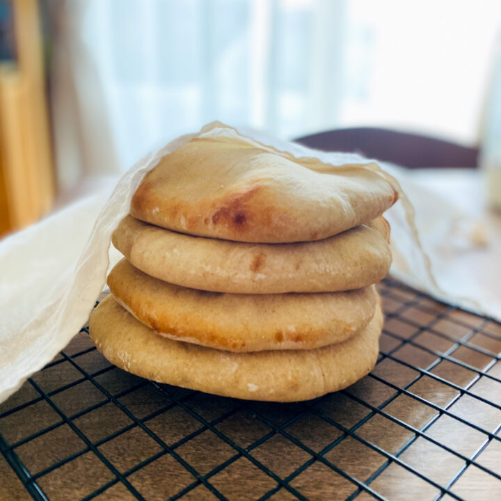 ピタが焼き上がって重なっている