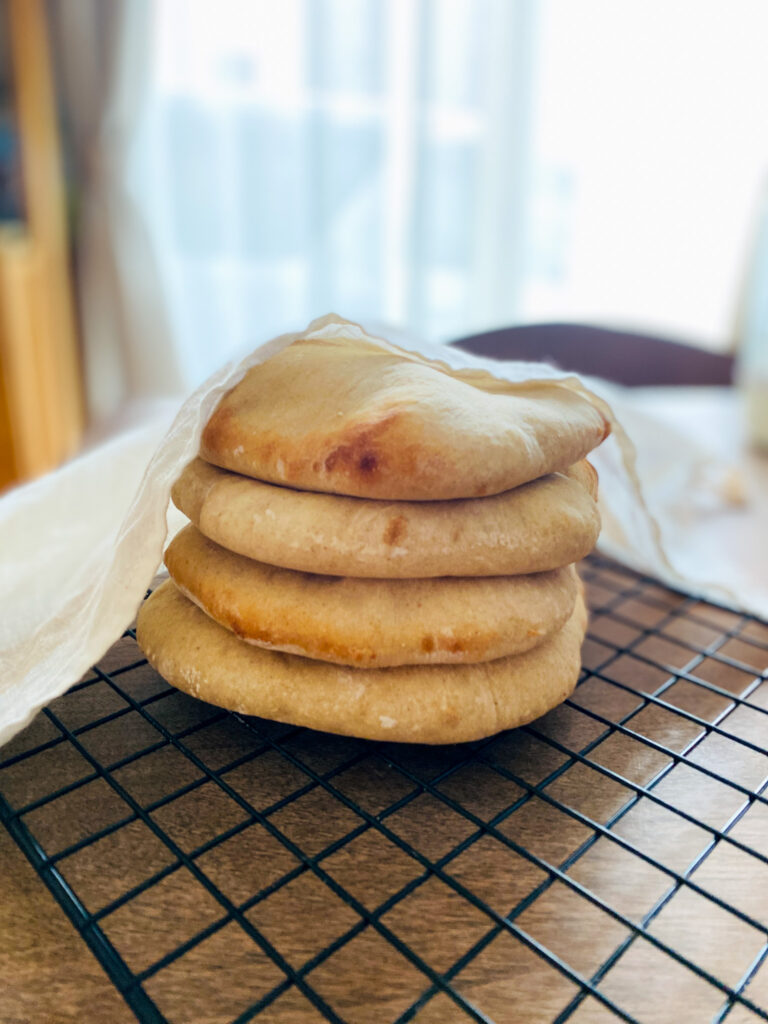 ピタが焼き上がって重なっている