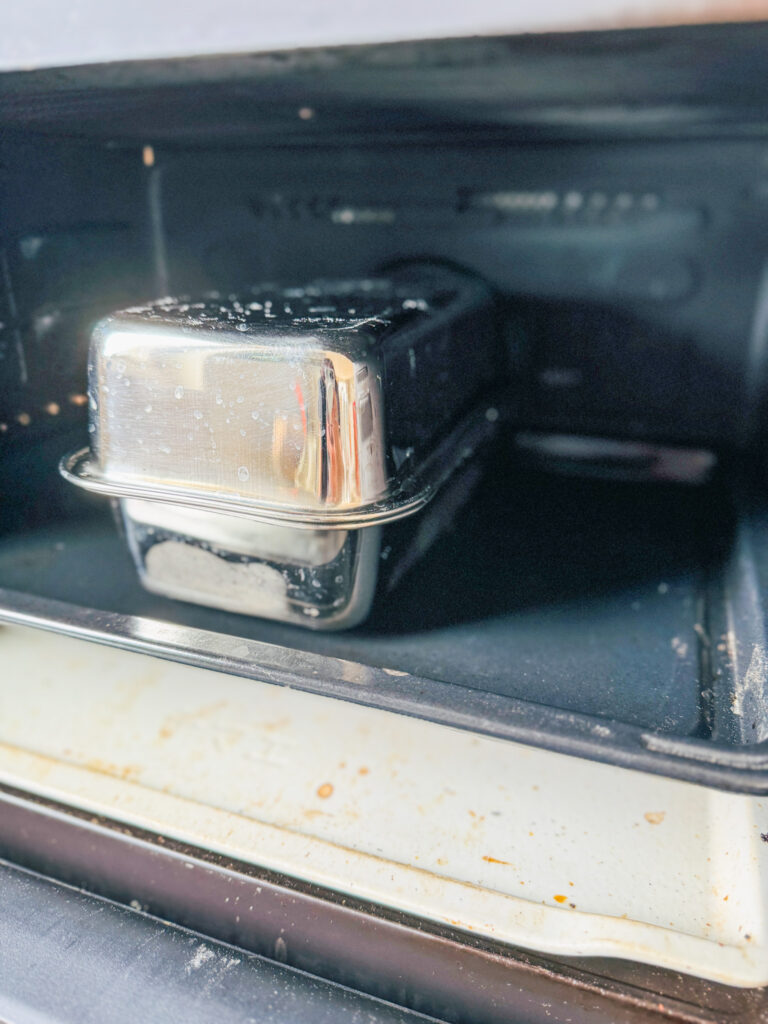パン型を二つ使って焼くサワードウ パン型を重ねて焼いているところ