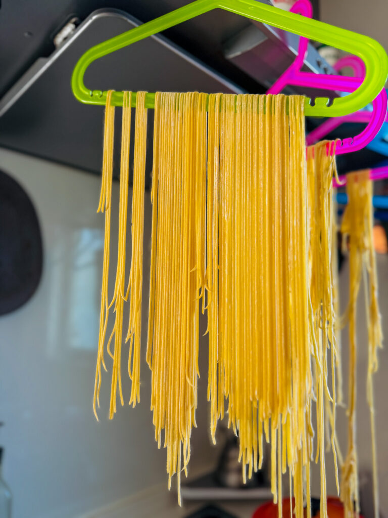 サワードウ パスタをハンガーで乾燥させているところ