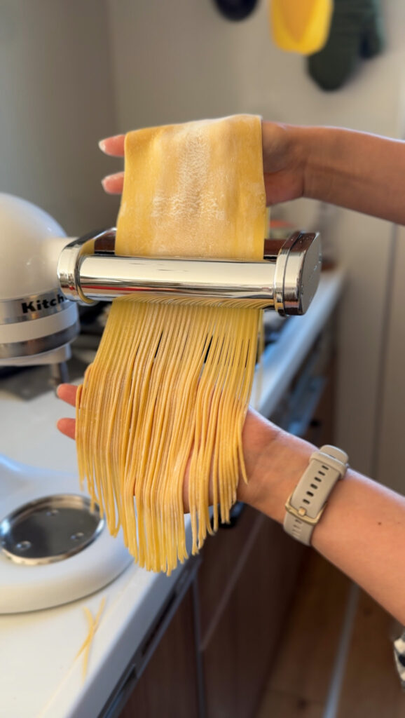 サワードウ パスタを裁断しているところ