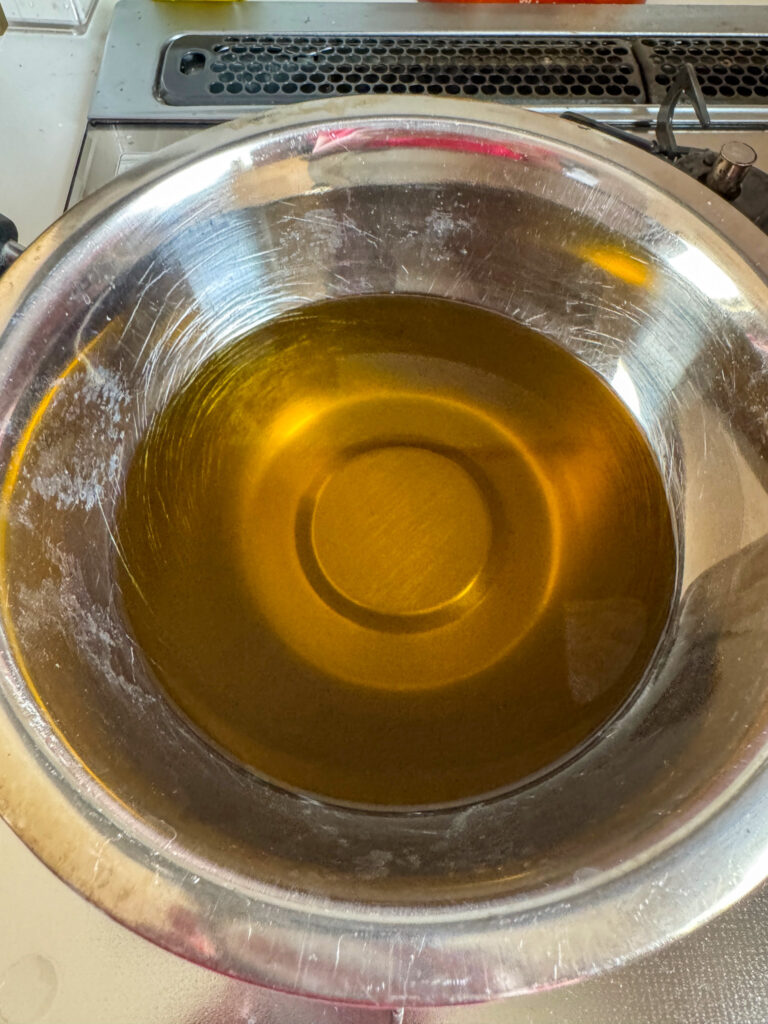 木のまな板コンディショニングオイル溶かしたところ