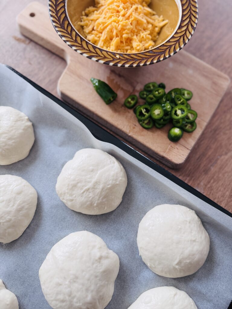 サワードウ ハラペーニョチェダーフォカッチャロール 二次発酵を終えたところ