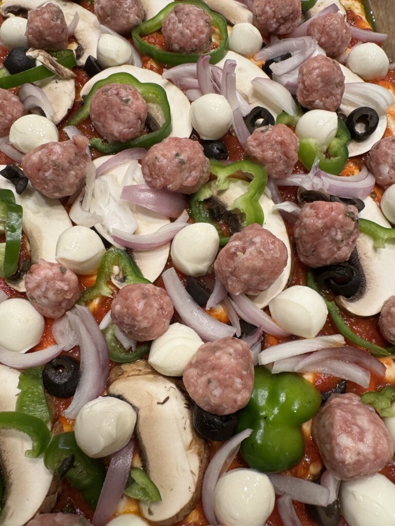 サワードウ フォカッチャピザトッピングを乗せたところ