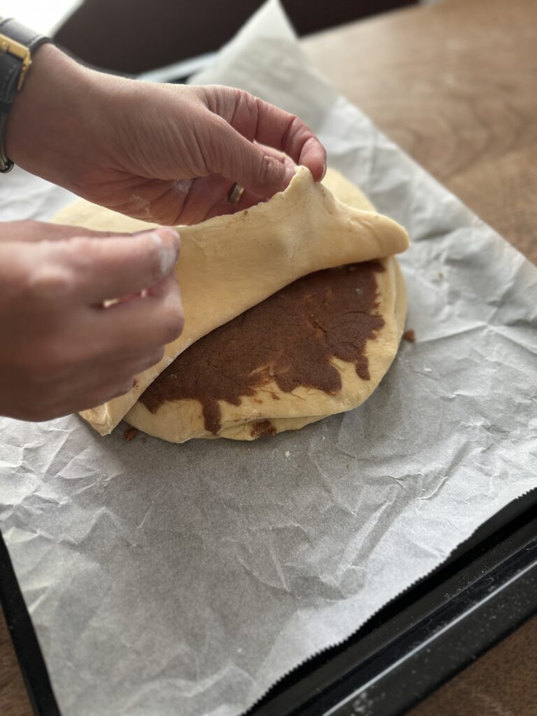 サワードウ スターブレッド生地を重ねているところ