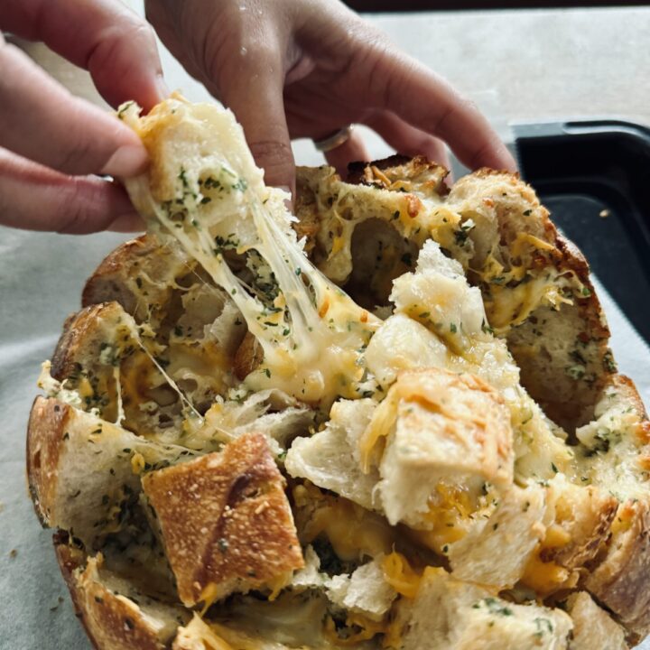 サワードウ プルアパートチーズを伸ばしているところ