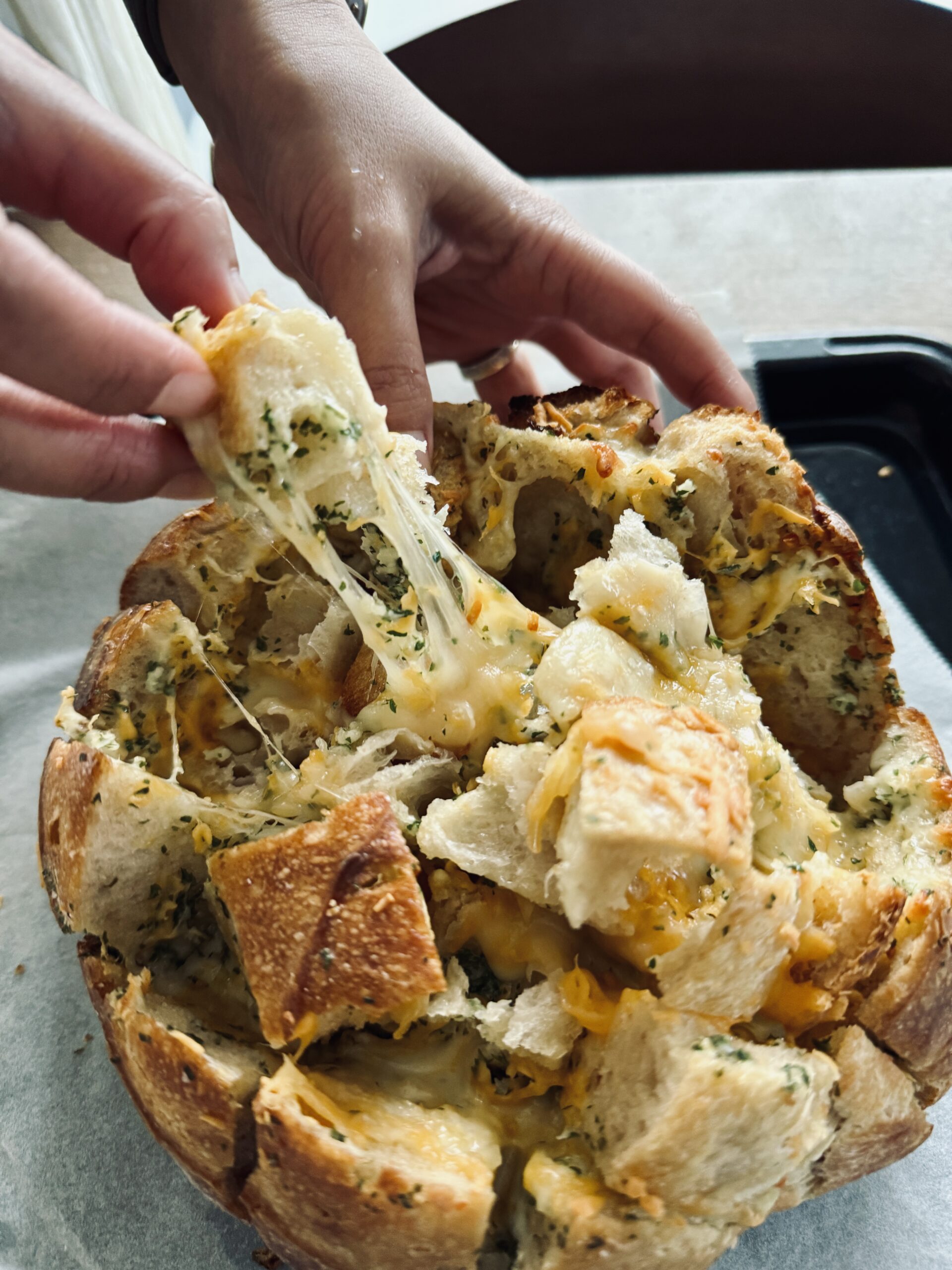 サワードウ プルアパートチーズを伸ばしているところ