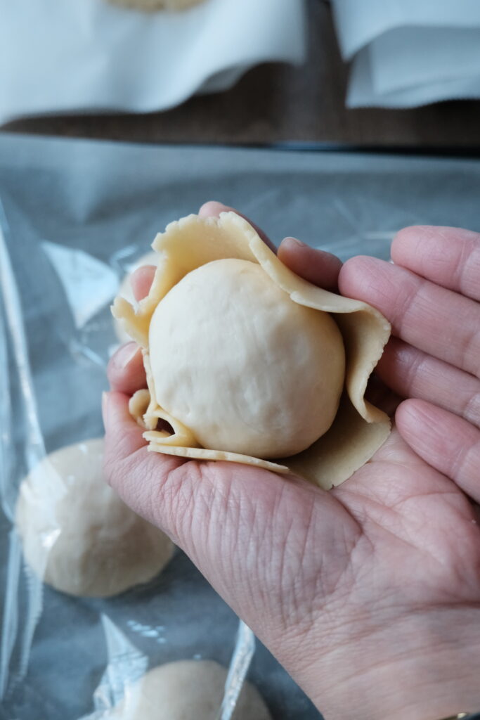 サワードウ メロンパンパン生地をクッキー生地で包んだところ