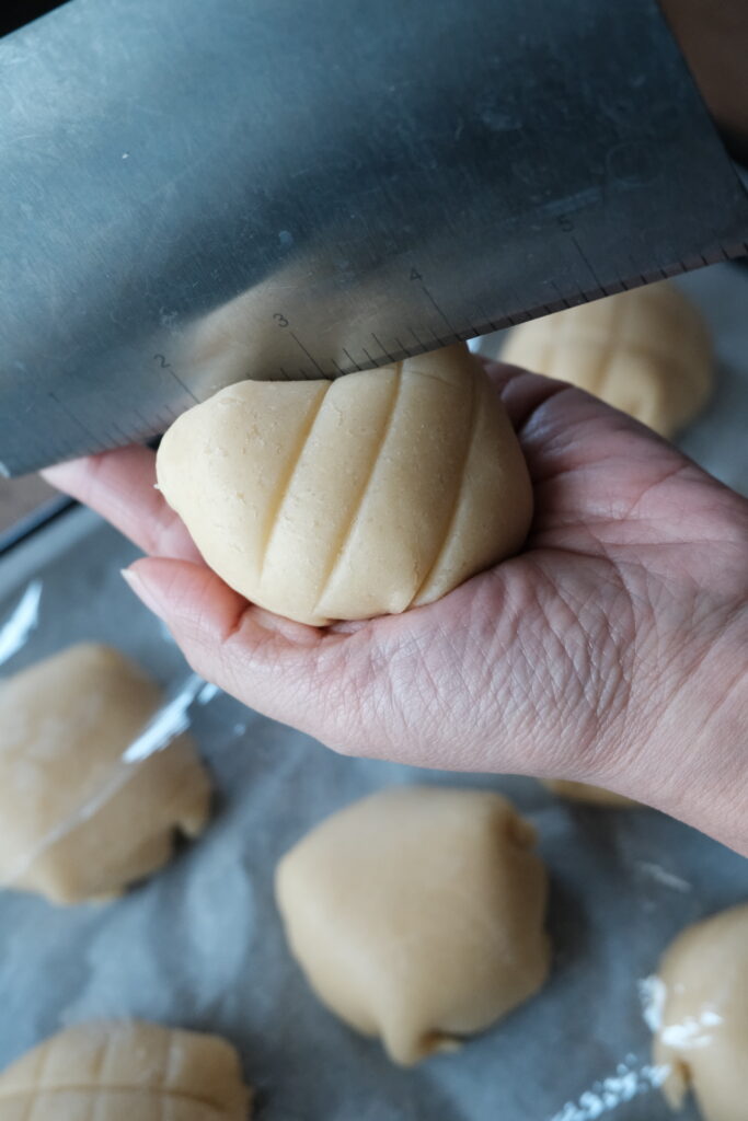 サワードウ メロンパン模様を入れているところ