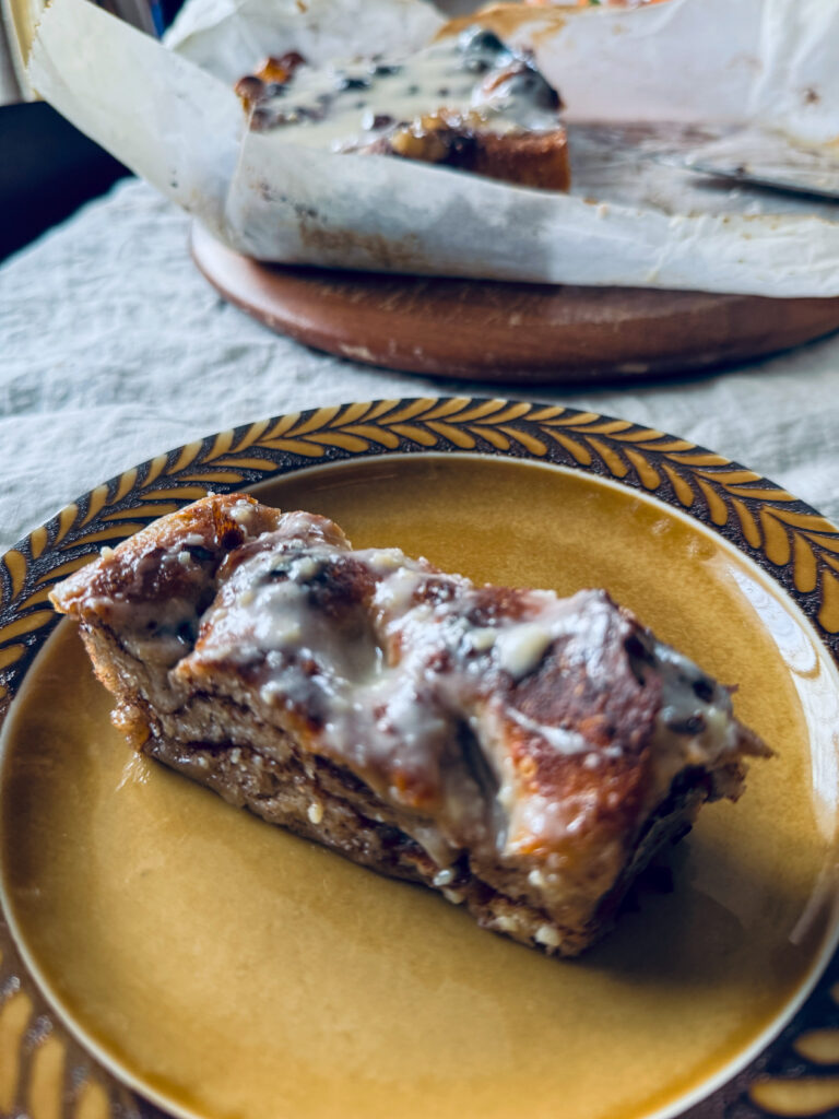 シナモンロールサワードウ フォカッチャ切り分けてお皿にのっている