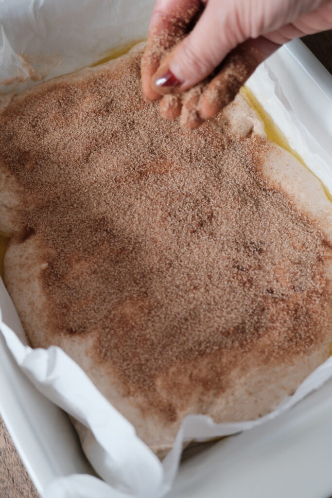 シナモンロールサワードウ フォカッチャ シナモンシュガーをかけているところ