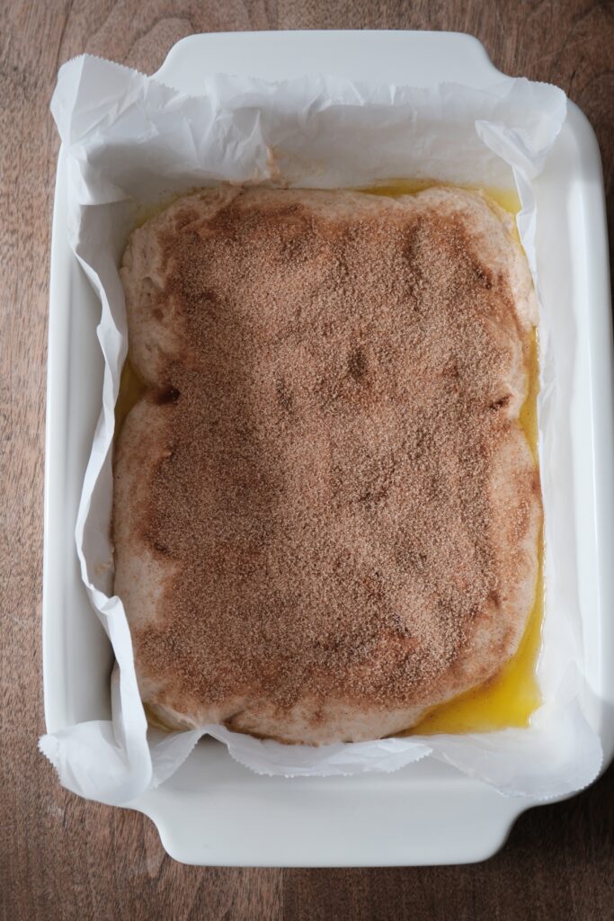 シナモンロールサワードウ フォカッチャ成形 シナモンシュガーをかけ終え