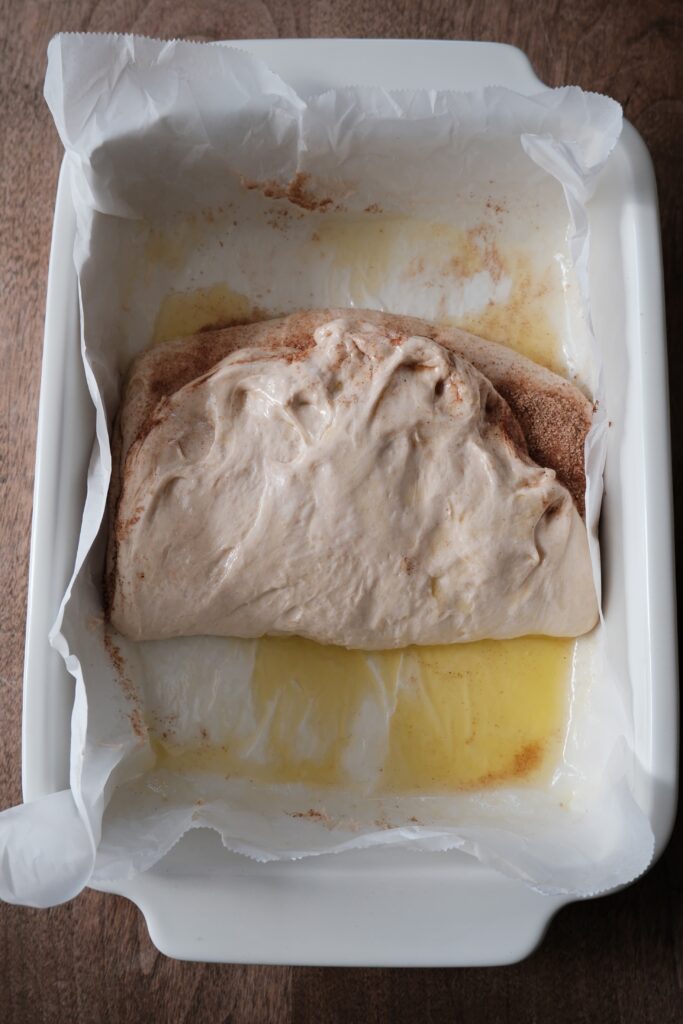 シナモンロールサワードウ フォカッチャ成形 生地を畳んでいる