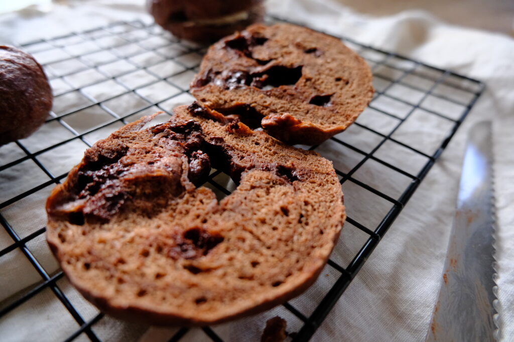 サワードウ ダブルチョコレートベーグルスライスしたところ