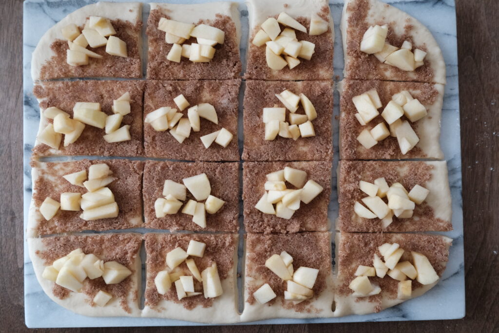 サワードウ アップルパイプルアパートフィリングを全てのせたところ