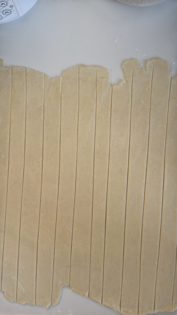 サワードウ アップルパイパイ生地を細長く切ったところ