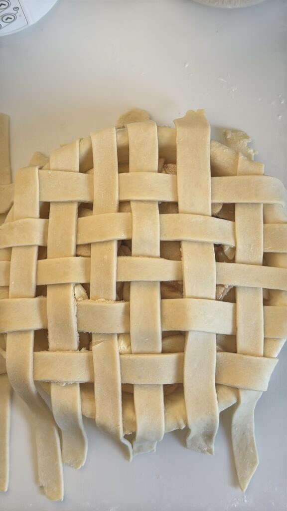 サワードウ アップルパイパイ生地を格子状にのせたところ