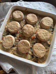 サワードウ ビスケットで作るチキンポットパイが焼き上がったところ