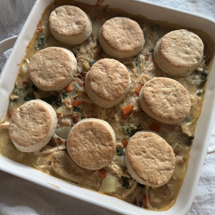 サワードウ ビスケットで作るチキンポットパイが焼き上がったところ