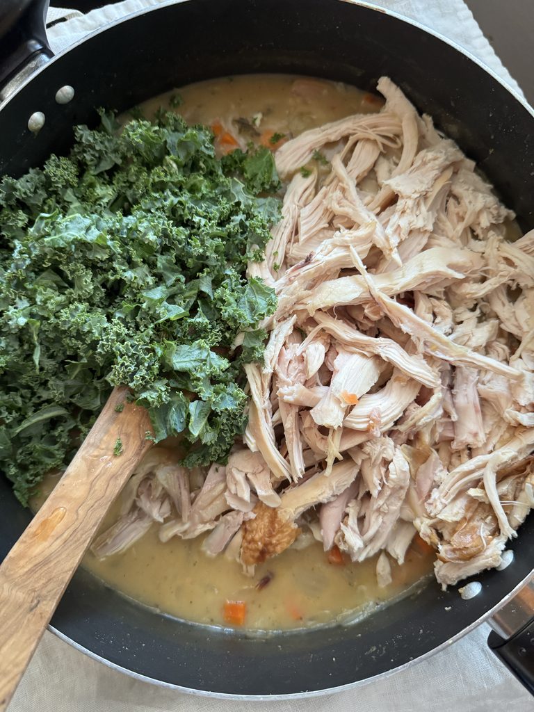 チキサワードウビスケットのチキンポットパイ鶏肉とケールを入れたところ