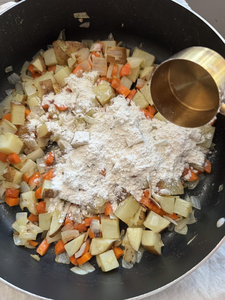 サワードウ ビスケットのチキンポットパイ小麦粉を入れたところ